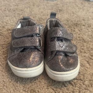Toms shiny gray size 4